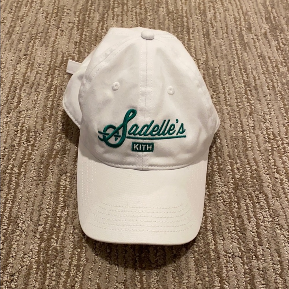 KITH Sadelle’s white hat